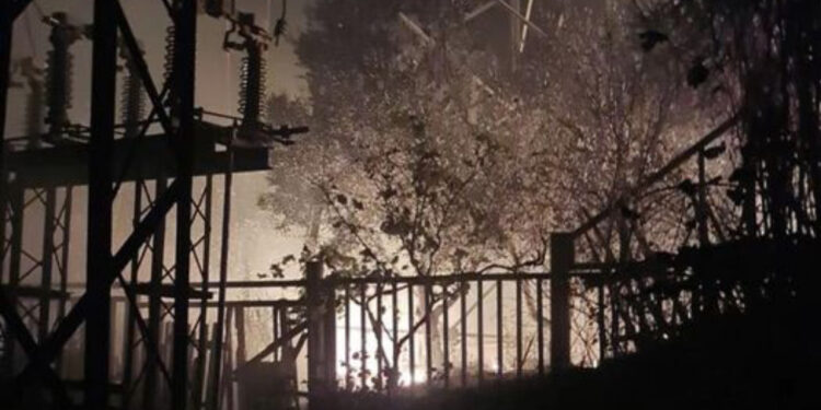 FOTO/ Zjarri në Patos pranë nënstacionit, OSHEE: Stakohet energjia elektrike