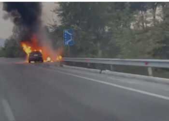 Zjarr dhe tym në Sauk, makina përfshihet në flakë