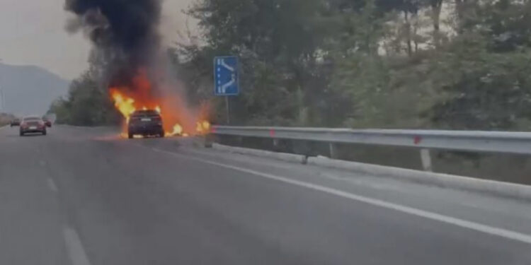 Zjarr dhe tym në Sauk, makina përfshihet në flakë