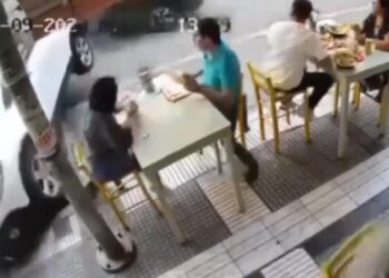 VIDEO/ Po hanin biftekë në restorantin buzë rruge, makina përplaset me tavolinën e klientëve