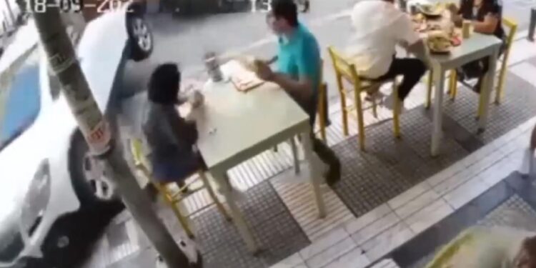 VIDEO/ Po hanin biftekë në restorantin buzë rruge, makina përplaset me tavolinën e klientëve