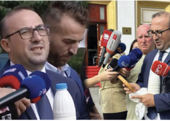 Korreshi shkon në Kuvend me bukë misri dhe kos: Kaq mund të përballojnë pensionistët me lekët që marrin