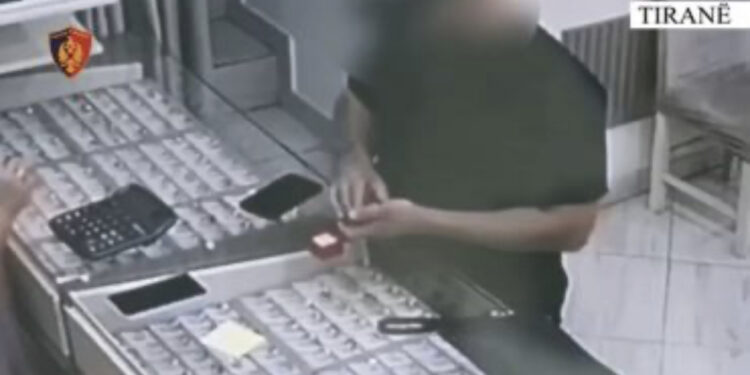 Vodhi bizhuteri në një banesë dhe më pas i shiti, pranga për “skifterin” në Tiranë