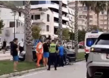 Aksident në Vlorë, makina humb kontrollin përplaset me pemën në Lungomare