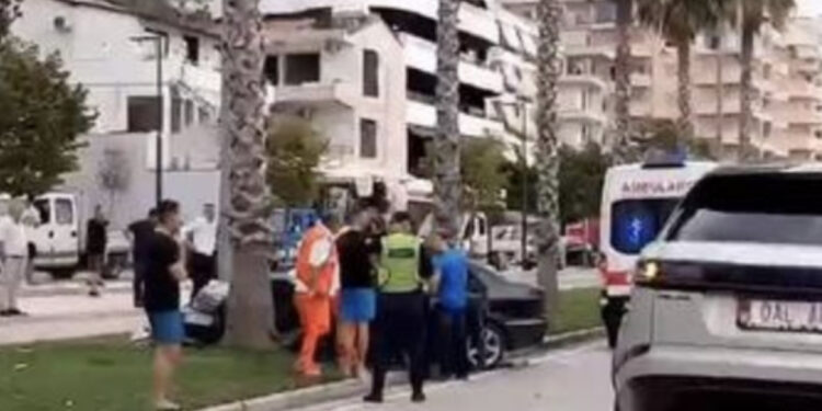 Aksident në Vlorë, makina humb kontrollin përplaset me pemën në Lungomare