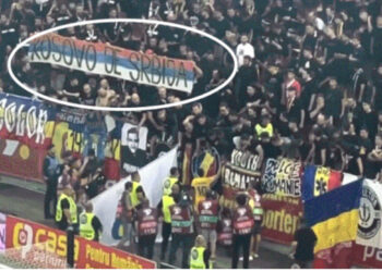 FOTO/ “Faleminderit vëllezërve rumunë”, tifozët SERB reagojnë për banderolën e turpshme kundër Kosovës!