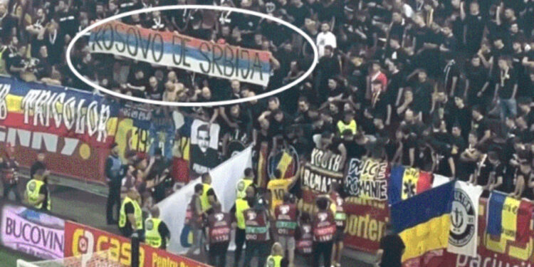 FOTO/ “Faleminderit vëllezërve rumunë”, tifozët SERB reagojnë për banderolën e turpshme kundër Kosovës!