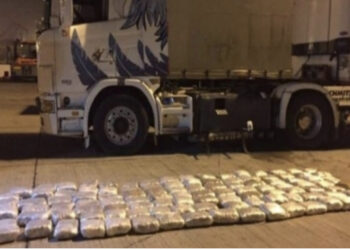 Detaje të reja nga kapja e 300 kg kanabis në Mal të Zi, babë e bir ndërruan targat e kamionit