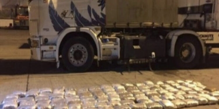 Detaje të reja nga kapja e 300 kg kanabis në Mal të Zi, babë e bir ndërruan targat e kamionit