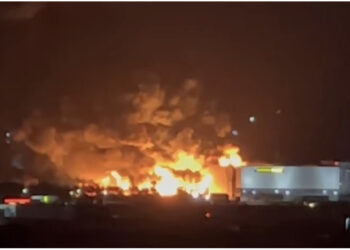 Flakë gjigande dhe shpërthime në autostradë! Fiken dritat, njerëzit në rrugë