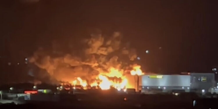 Flakë gjigande dhe shpërthime në autostradë! Fiken dritat, njerëzit në rrugë