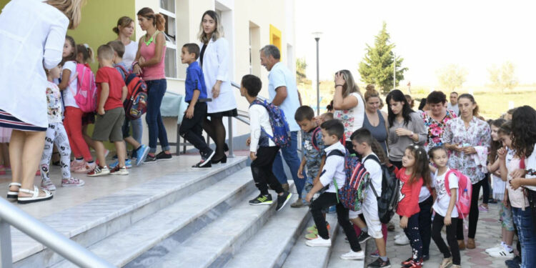 Shtyhet afati i regjistrimit në shkolla