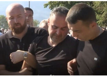 VIDEO/ Familja shqiptare varros djemtë dhe fal gjakun e babait