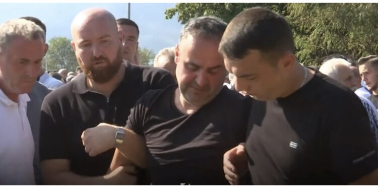 VIDEO/ Familja shqiptare varros djemtë dhe fal gjakun e babait
