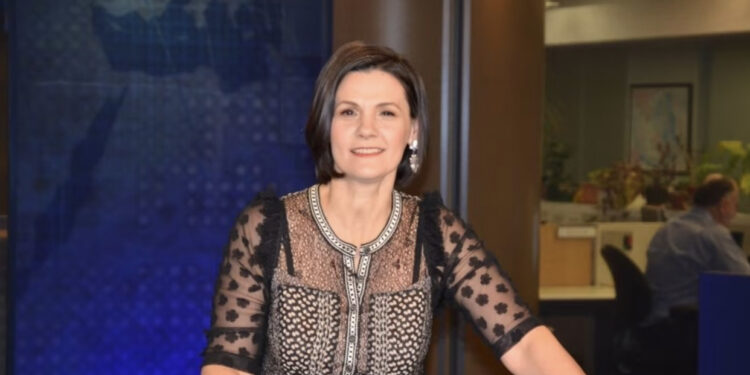 Humbi betejën me sëmundjen, ndërron jetë gazetarja e Zërit të Amerikës, Rudina Dervishi