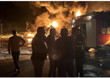 Zjarri në fabrikën e bojërave/ Evakuohen banorët e zonës, në vendin e ngjarjes forca zjarrfikëse të Tiranës e Durrësit, devijohet kalimi