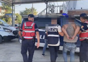 “Tempulli” me drogë pranë një shkolle në Berat, arrestohet në flagrancë 36-vjeçari