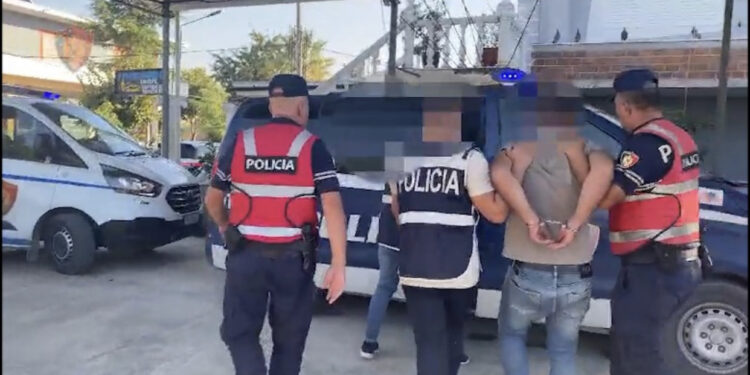 “Tempulli” me drogë pranë një shkolle në Berat, arrestohet në flagrancë 36-vjeçari