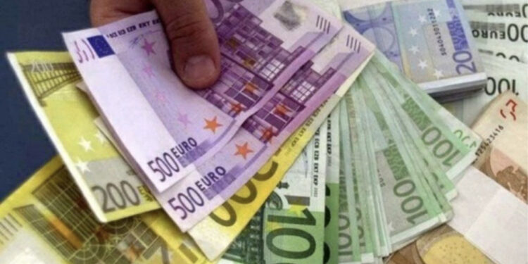 “Dridhet” Leku! Marrin “xhiro” Euro me Dollarin