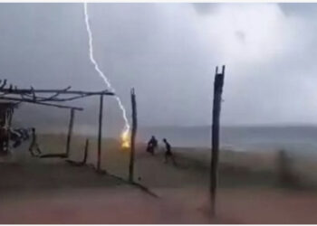 VIDEO/ Momenti kur rrufeja godet për vdekje pushuesen 33-vjeçare dhe një shitës ambulant