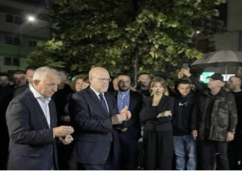 Qytetarë e zyrtarë ndezin qirinj në nder të dëshmorit Afrim Bunjaku