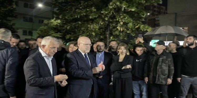 Qytetarë e zyrtarë ndezin qirinj në nder të dëshmorit Afrim Bunjaku