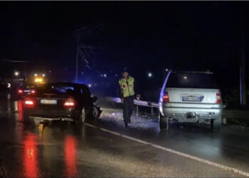 Përplasen dy makina në Prrenjas, një i lënduar