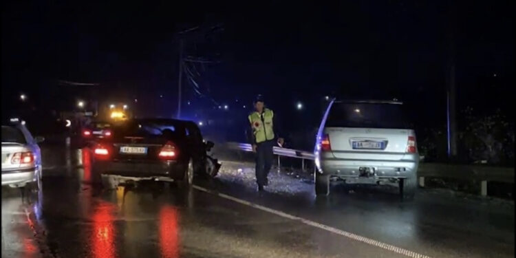 Përplasen dy makina në Prrenjas, një i lënduar