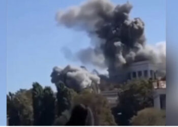 VIDEO/ Momenti kur raketat ukrainase hedhin në tokë godinën e flotës ruse në Detin e Zi