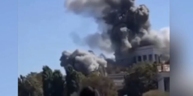 VIDEO/ Momenti kur raketat ukrainase hedhin në tokë godinën e flotës ruse në Detin e Zi