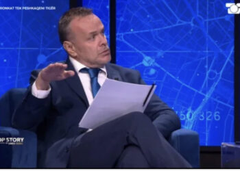 “Biznesmenë që fshihen pas politikanëve”, e zbulon Karamuço: Disa kanë ikur me urgjencë, dikujt i merret fryma në burg