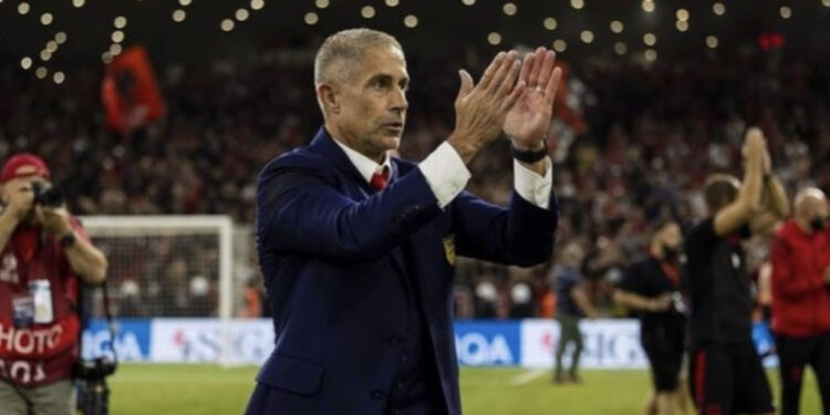 Fitorja historike ndaj Polonisë, Sylvinho përshëndet tifozët në shqip: Javë me rezultate të rëndësishme