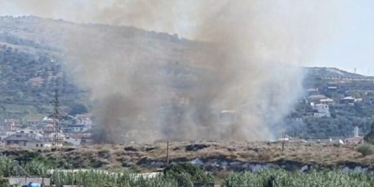 Tymi ‘pushton’ Lushnjën, përfshihet nga flakët fusha e mbetjeve urbane