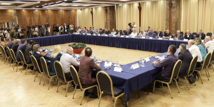 EMRAT/ Kush janë 43 deputetët në mbledhjen e thirrur nga Bardhi! Ja kush bojkotoi takimin