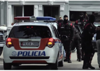 Policët gjejnë një pistoletë brenda një çante poshtë sediljes