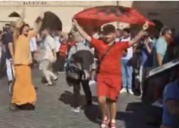 VIDEO/ Tifozët “Kuq e Zi” pushtojnë sheshet e Pragës, turistët indian i bashkohen, shpalosin flamurin tonë