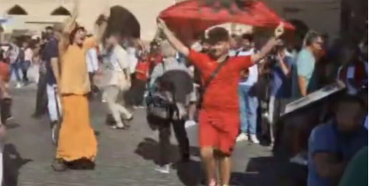 VIDEO/ Tifozët “Kuq e Zi” pushtojnë sheshet e Pragës, turistët indian i bashkohen, shpalosin flamurin tonë