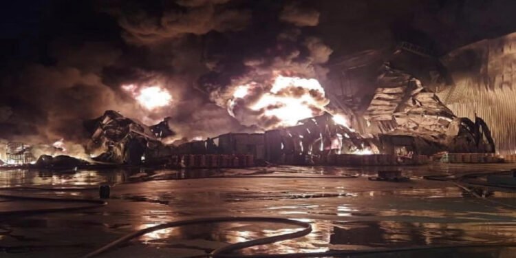 Situatë kritike në fabrikën e bojrave, flakët po rrethojnë shtëpitë, dëgjohen shpërthime të njëpasnjëshme