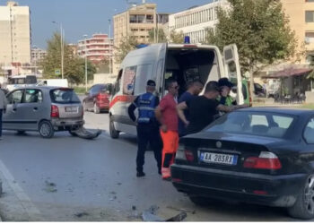 E rëndë në Tiranë! Makina përplas 11-vjeçarin pranë fushës së sportit