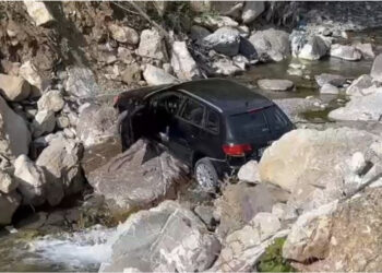 VIDEO-E frikshme/ Makina me dy të rinj brenda bie në humnerë në Rrugën e Arbrit