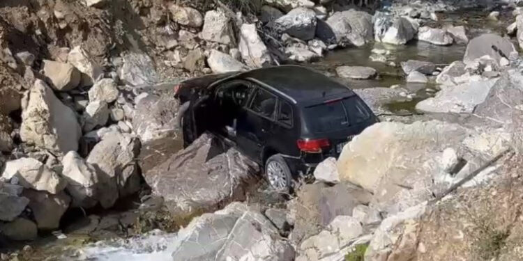 VIDEO-E frikshme/ Makina me dy të rinj brenda bie në humnerë në Rrugën e Arbrit