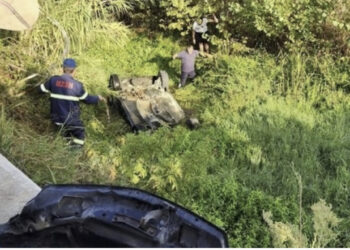 FOTO/ Çau hekurat! Shikoni ku ra makina me vajzën brenda! Qytetarët vënë duart në kokë