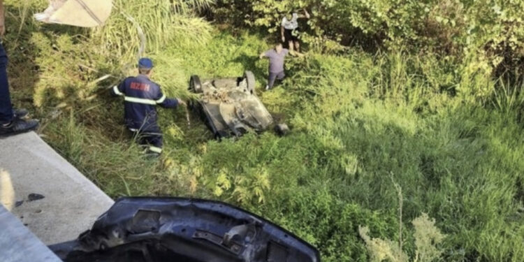 FOTO/ Çau hekurat! Shikoni ku ra makina me vajzën brenda! Qytetarët vënë duart në kokë