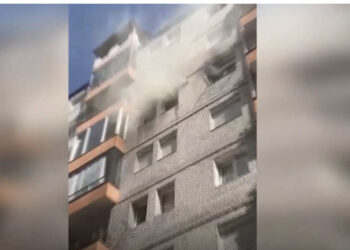 Përfshihet nga flakët banesa, lëndohen 3 policë