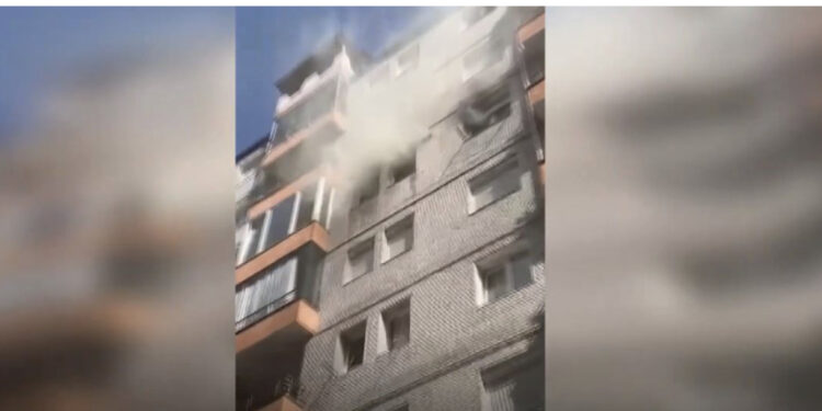 Përfshihet nga flakët banesa, lëndohen 3 policë