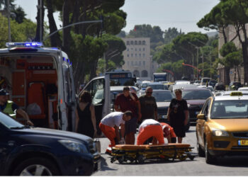 Gruaja humb ndjenjat në mes të rrugës, qytetarët njoftojnë ambulancën