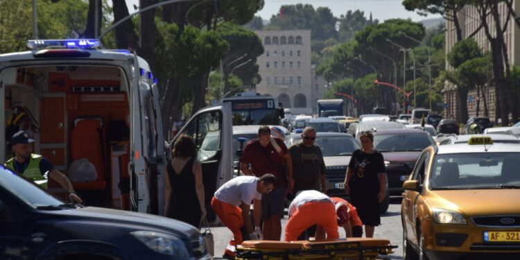 Gruaja humb ndjenjat në mes të rrugës, qytetarët njoftojnë ambulancën
