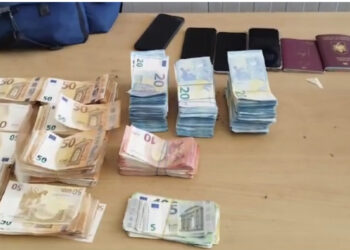 Kapet çanta me euro në doganë