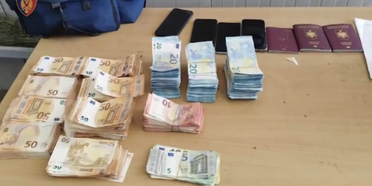 Kapet çanta me euro në doganë