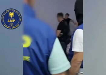 Përmbyset krevati/ Kolegët i hidhen në “fyt” efektivit të policisë